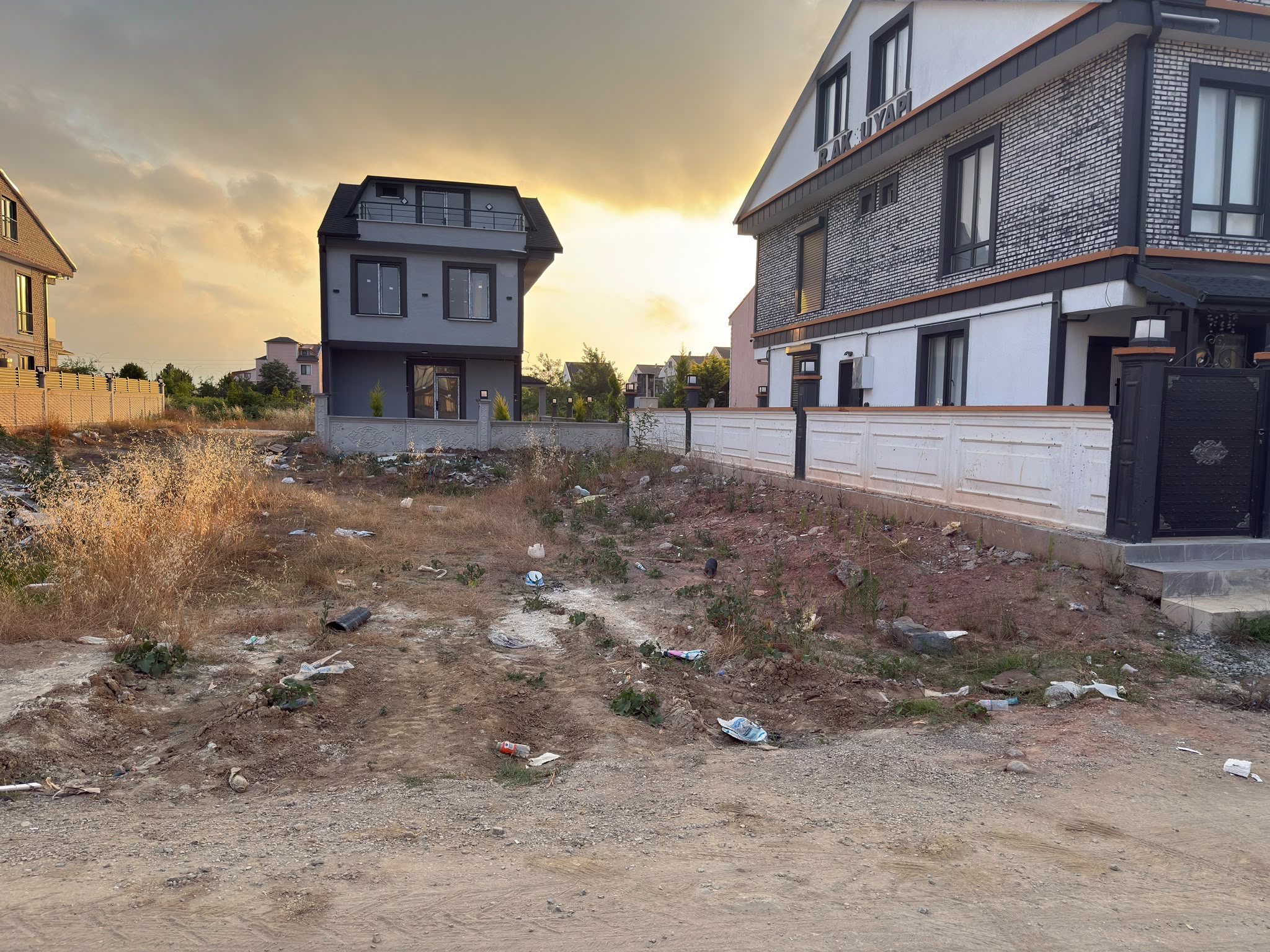 DENİZE YÜRÜME MESAFEDE 180M2 İKİZ VİLLA YAPIMINA UYGUN ARSA